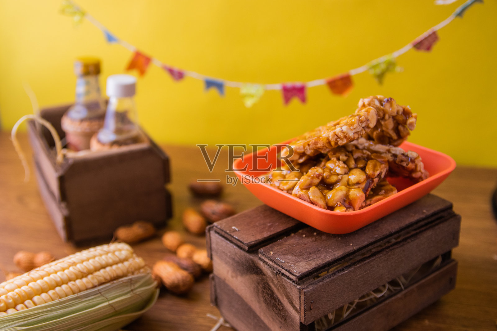 男孩脚，花生糖典型的节日胡尼纳节。照片摄影图片