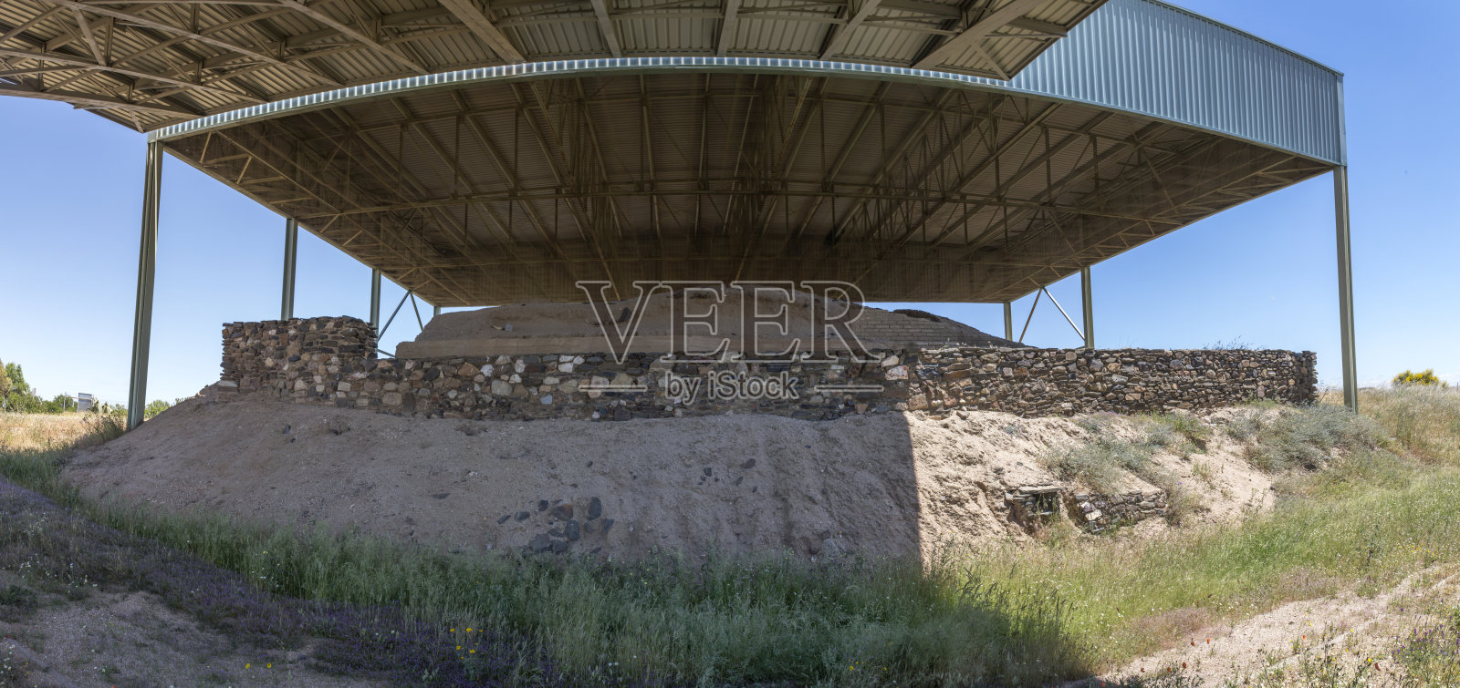 La Mata Tartessian遗址。西边有坚固的墙和壕沟照片摄影图片