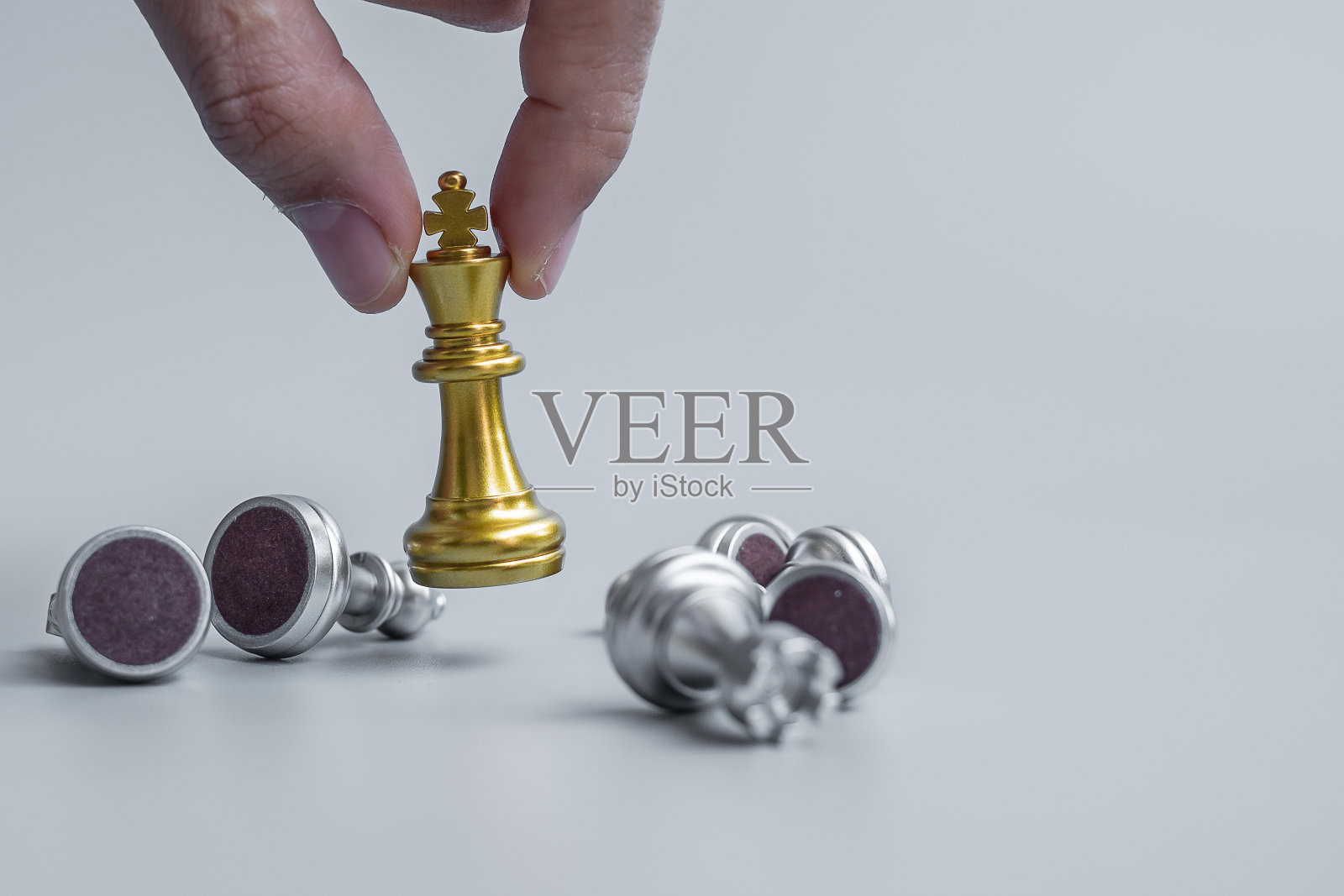 在棋盘比赛中，商人手移金棋王图和将死对手。战略，成功，管理，商业计划，中断和领导的概念照片摄影图片