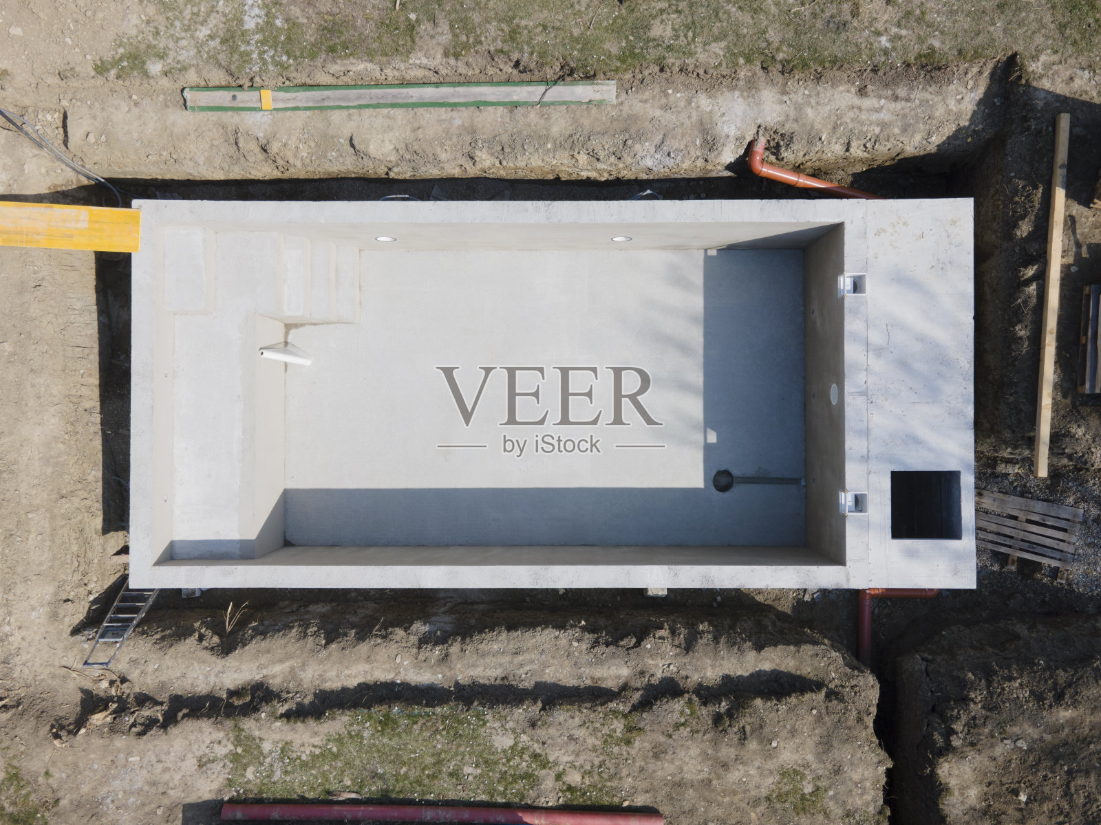 无人机拍摄的游泳池施工现场，游泳池已经填满，抹灰没有箔照片摄影图片