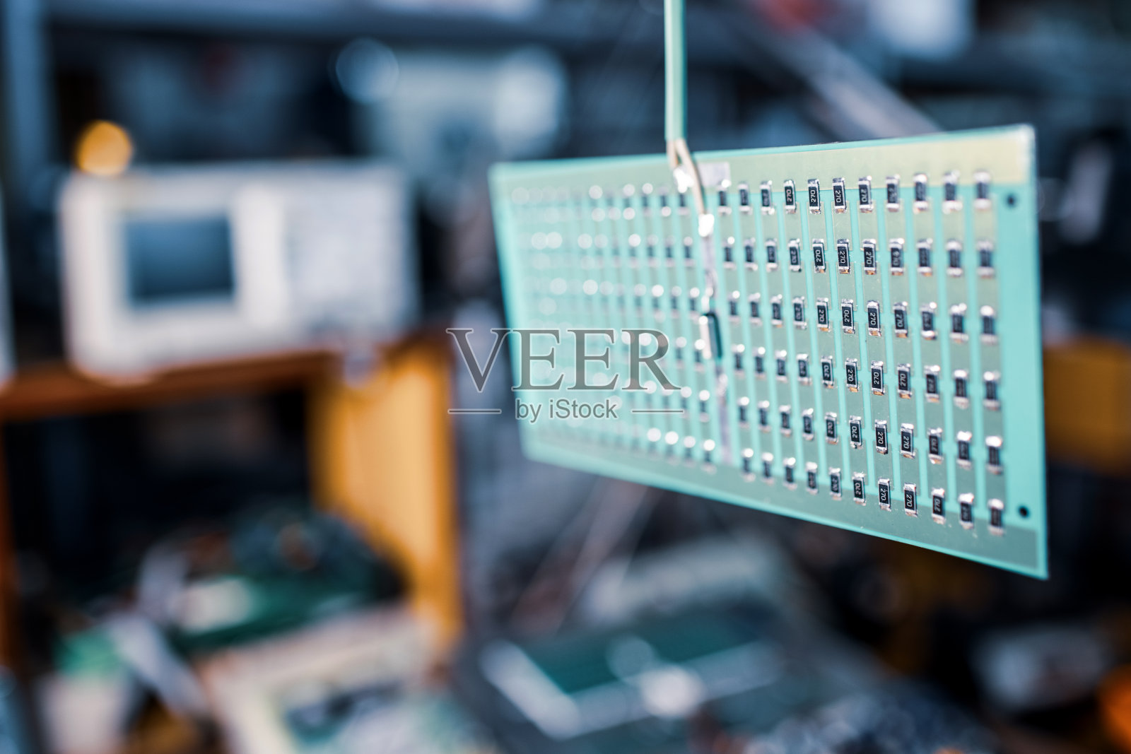 SMD电阻面板的近景侧视图照片摄影图片