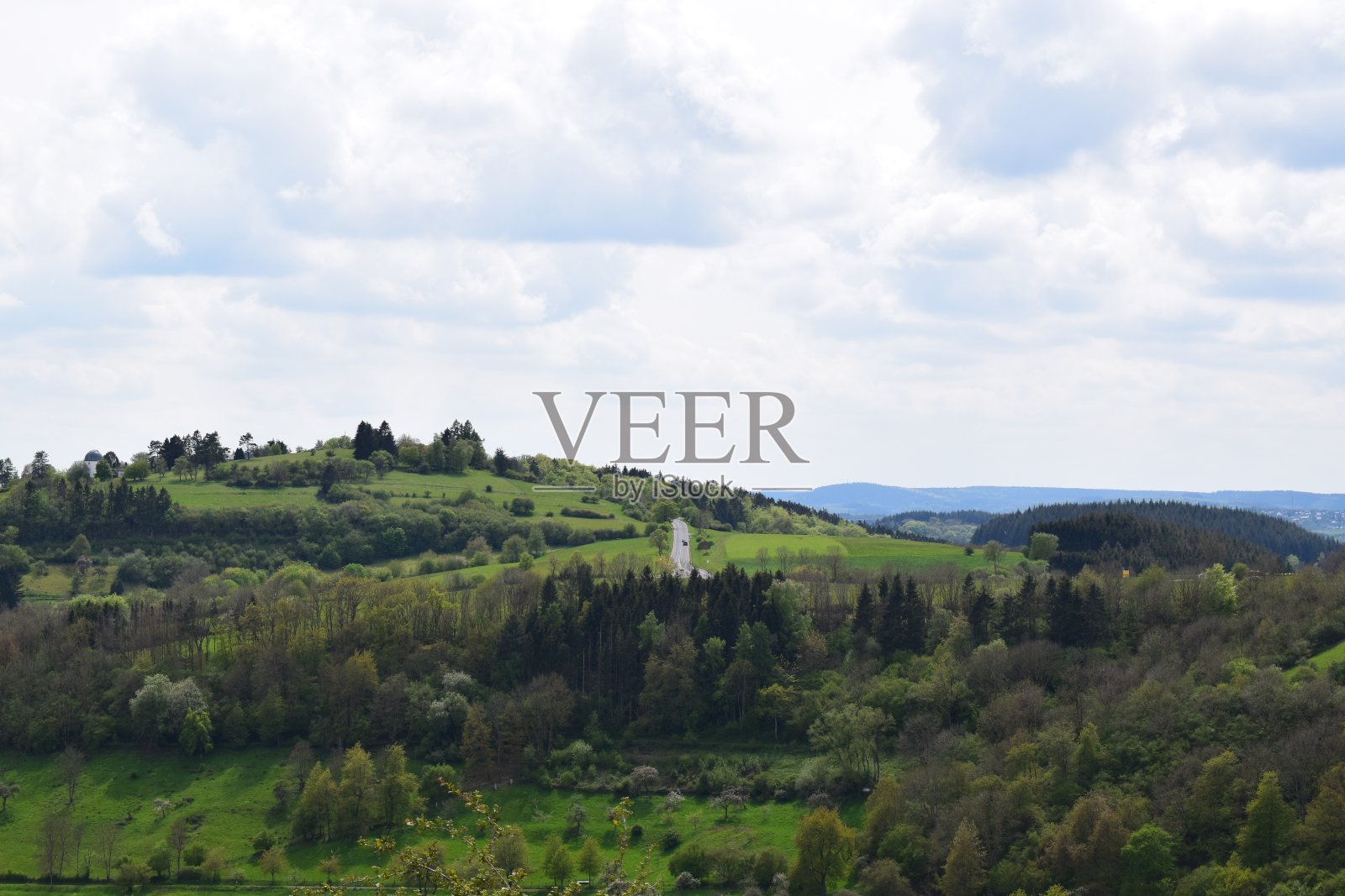 多云的日子里，丹附近的艾菲尔高地照片摄影图片