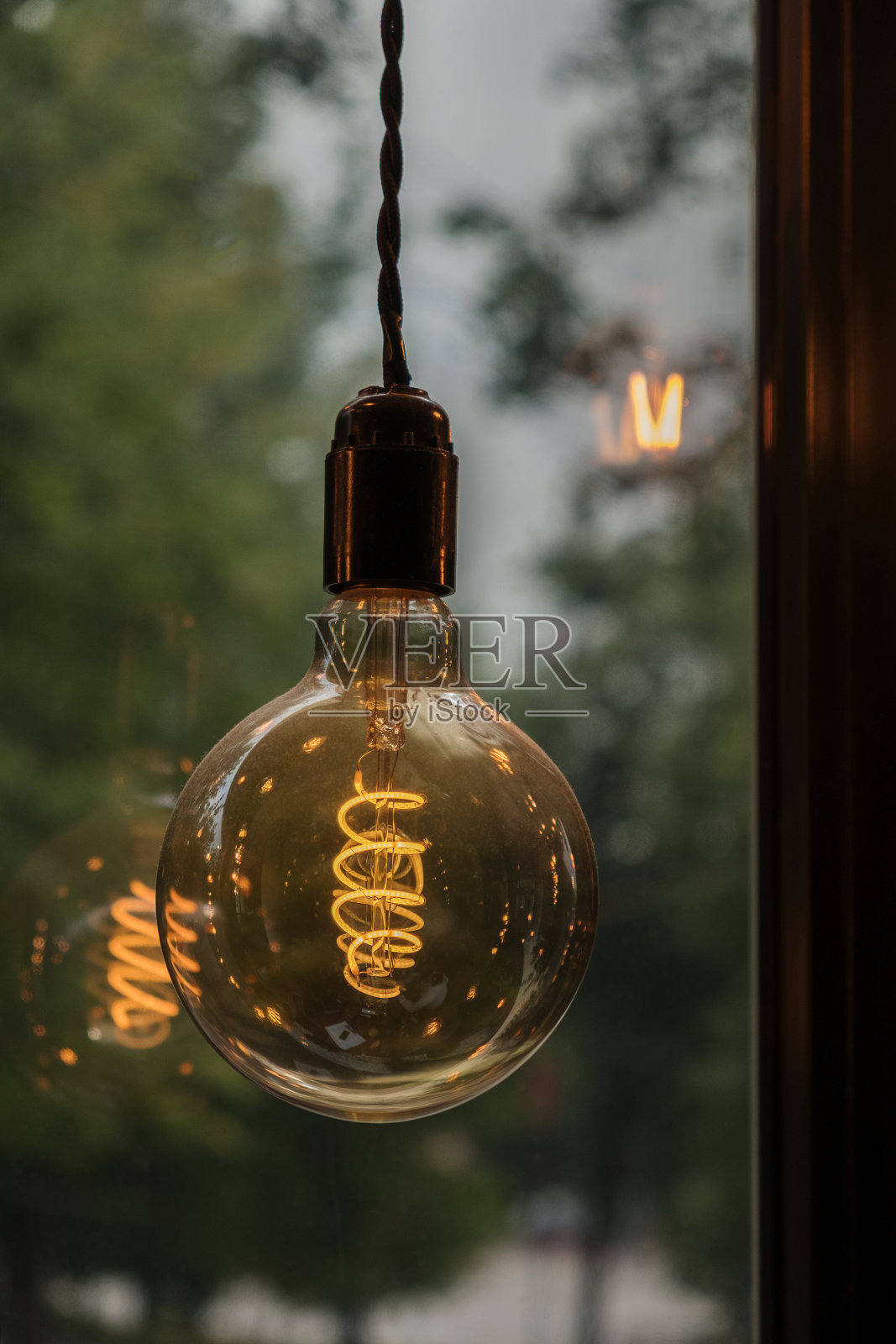 挂在电缆上的装饰性电灯照片摄影图片