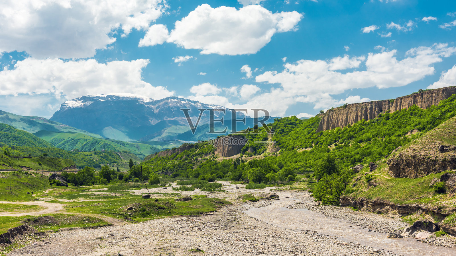 山谷中湍急的山河照片摄影图片