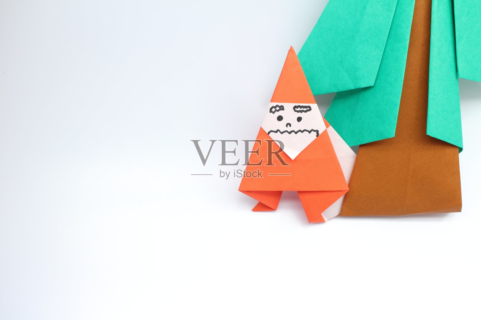 圣诞树旁的圣诞老人照片摄影图片