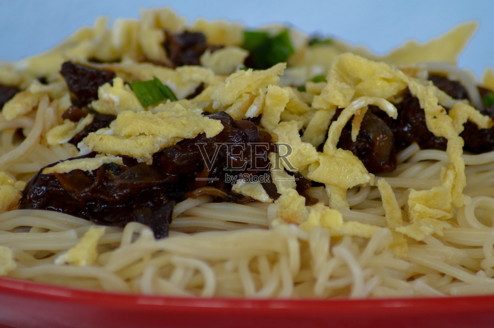 食物放在盘子里照片摄影图片