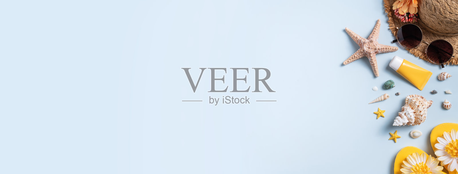 夏季海滩背景设计概念与贝壳，帽子，拖鞋在蓝色背景。照片摄影图片