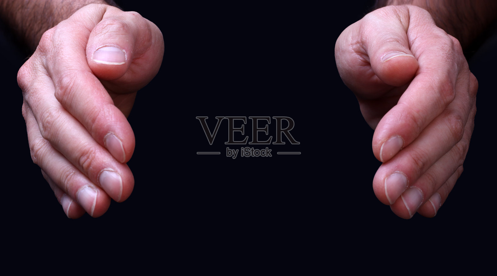 在黑色背景上，手掌相对象征着保护照片摄影图片