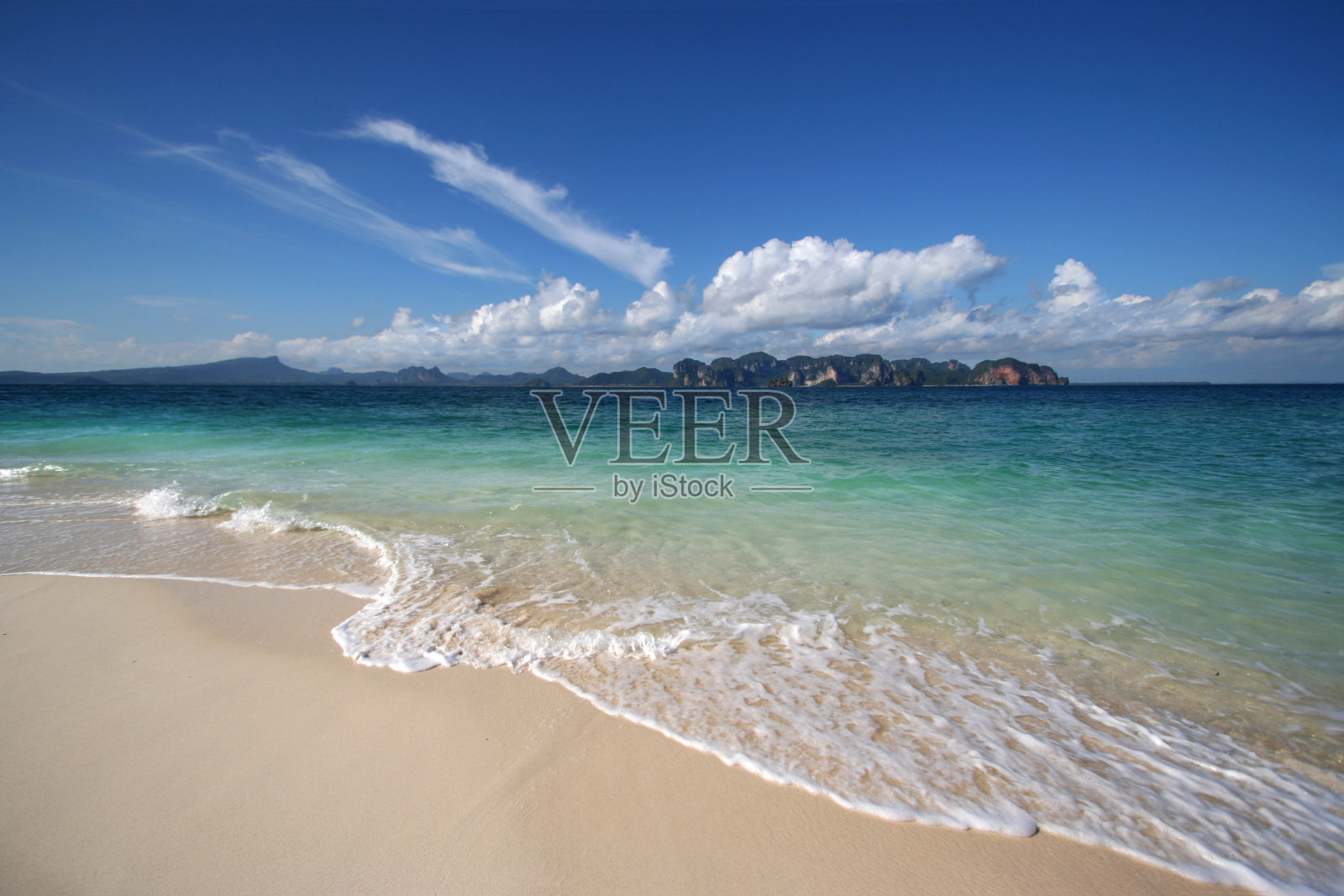 白色的波浪在干净的沙滩上照片摄影图片