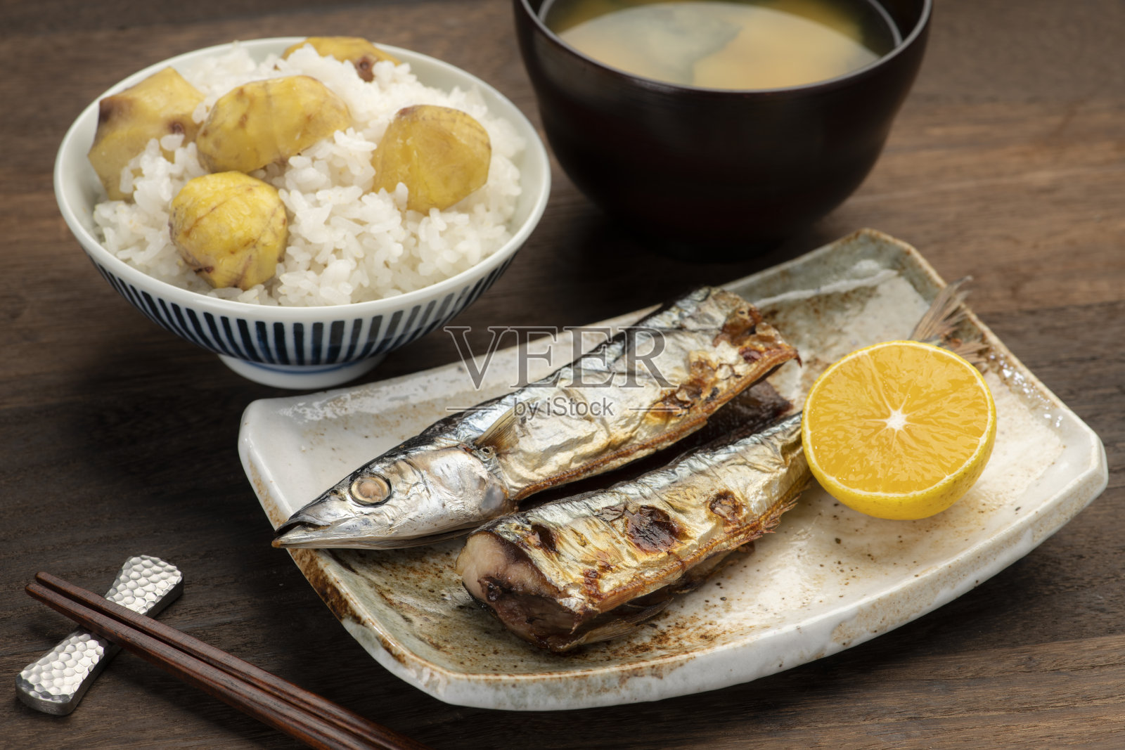 栗子饭和烤刀鱼。秋天在日本的味道。照片摄影图片