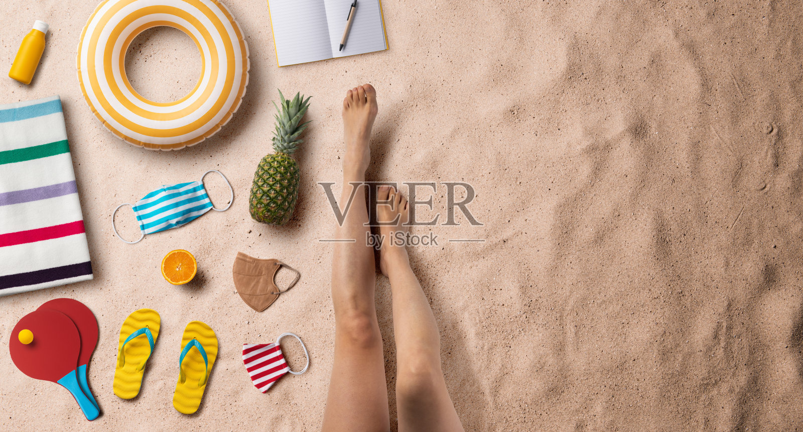 平躺顶视图年轻女子与旅行要领，暑假概念。副本的空间。照片摄影图片