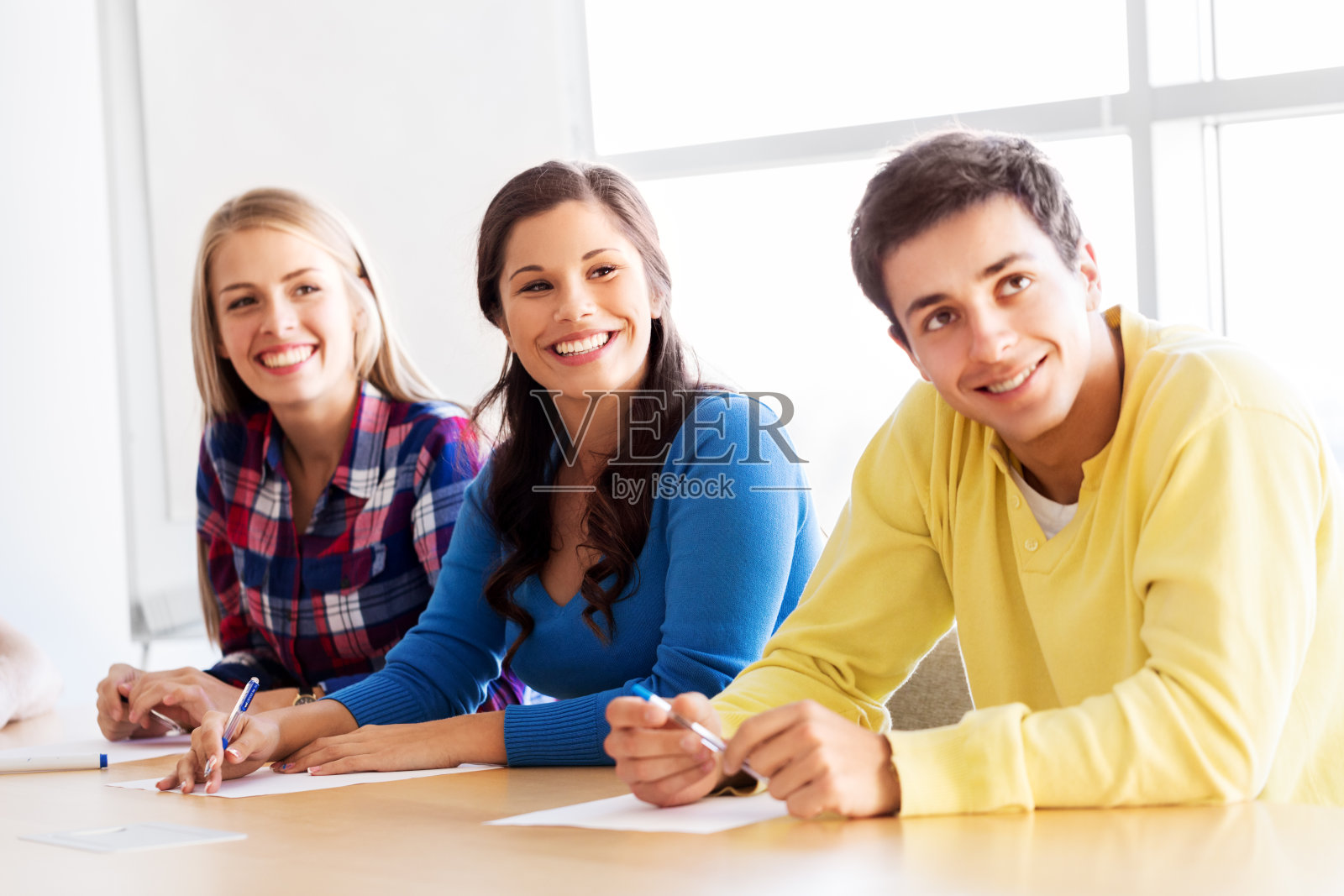 一群十几岁的学生在学校教室里照片摄影图片