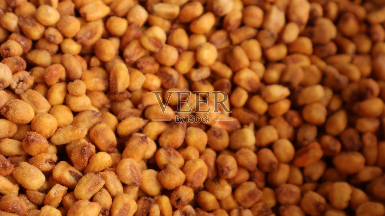 素食健康烤辣玉米坚果背景。照片摄影图片