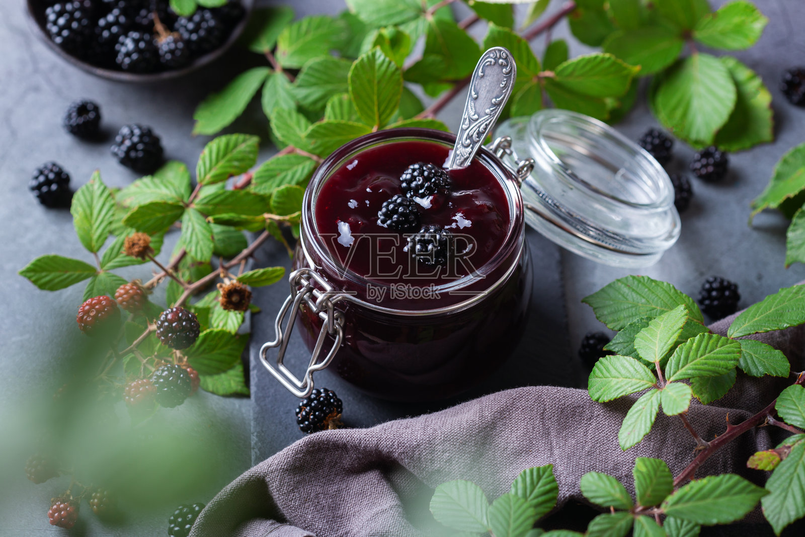 自制黑莓酱或果酱，在家烹饪，保存照片摄影图片