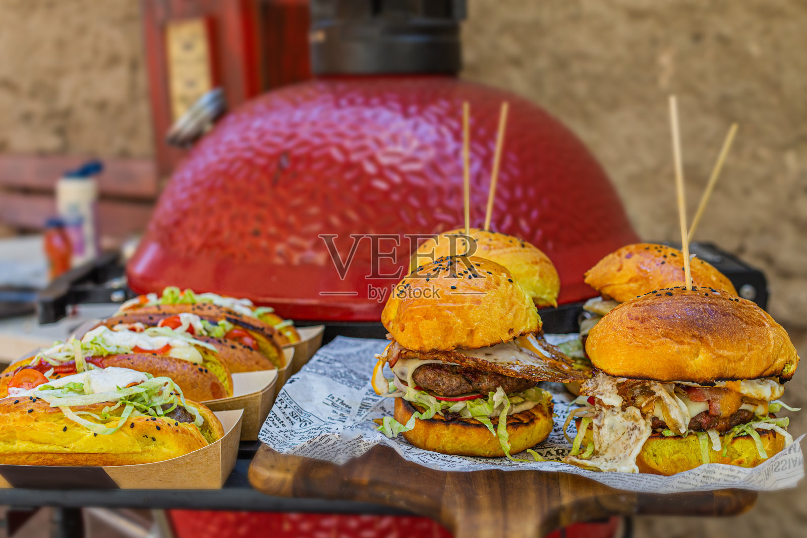 又大又好吃的牛肉汉堡，里面全是新鲜蔬菜照片摄影图片