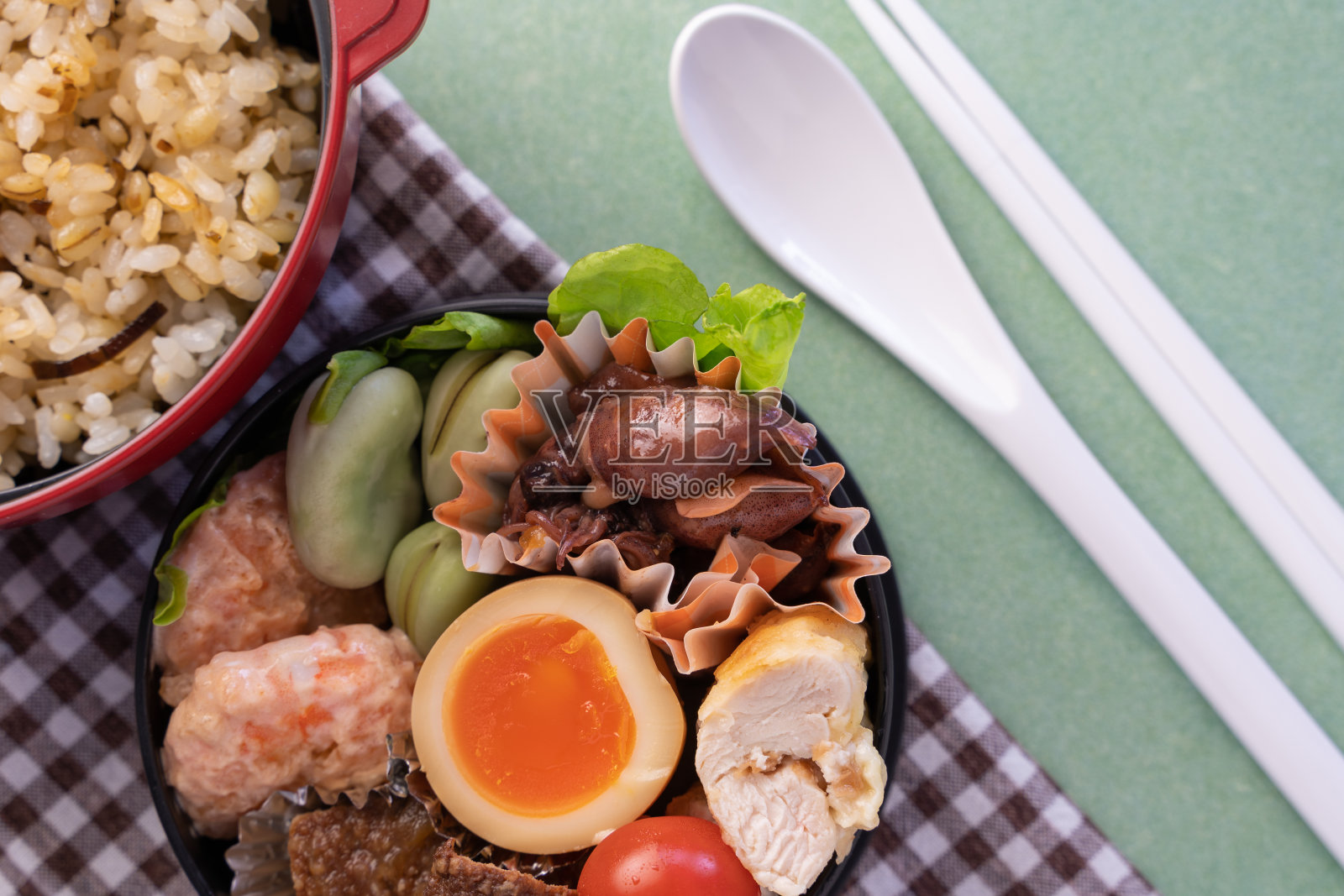 为妻子做虾蛋黄酱午餐(圆形的绿色)照片摄影图片