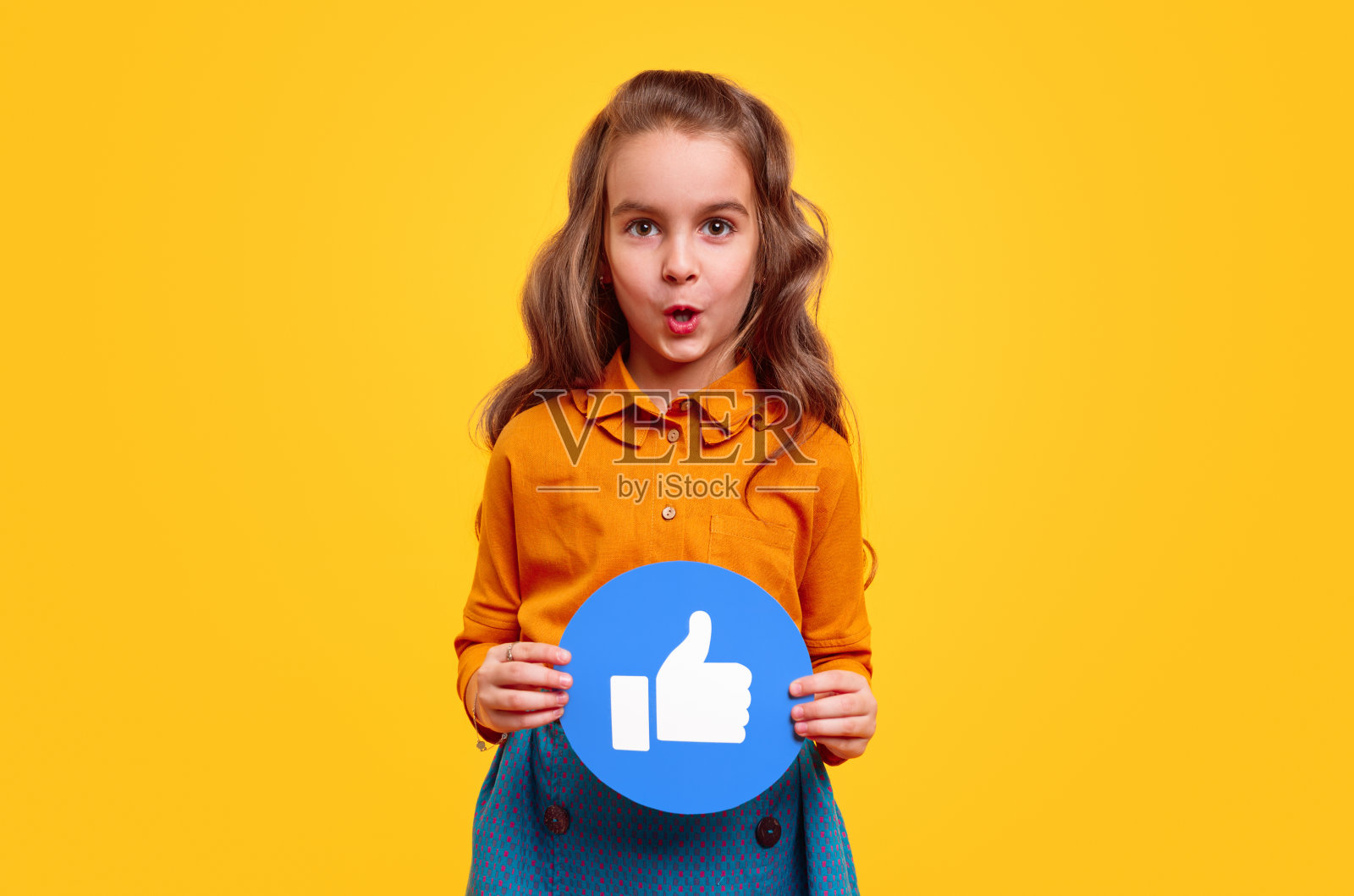 小女孩竖起大拇指照片摄影图片