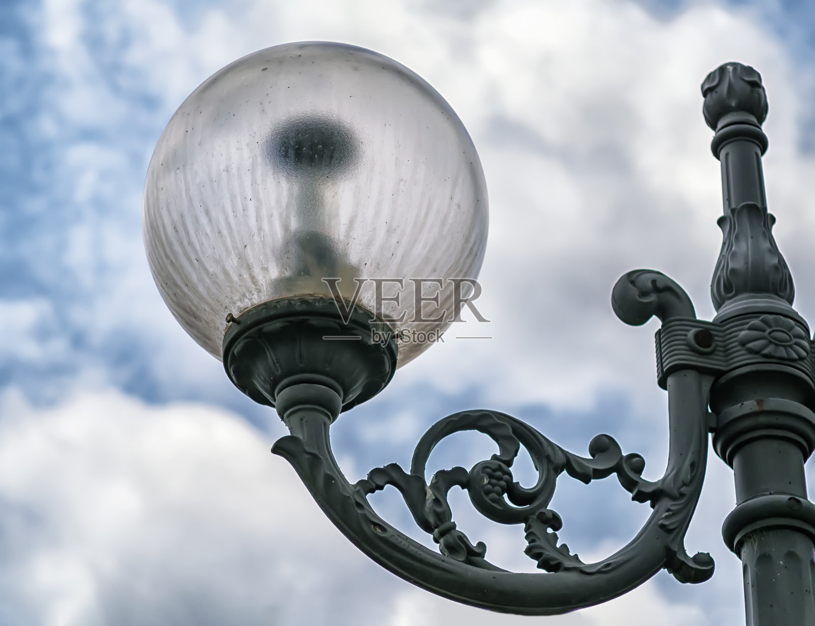 古董街灯在白天阴天的映衬下。照片摄影图片