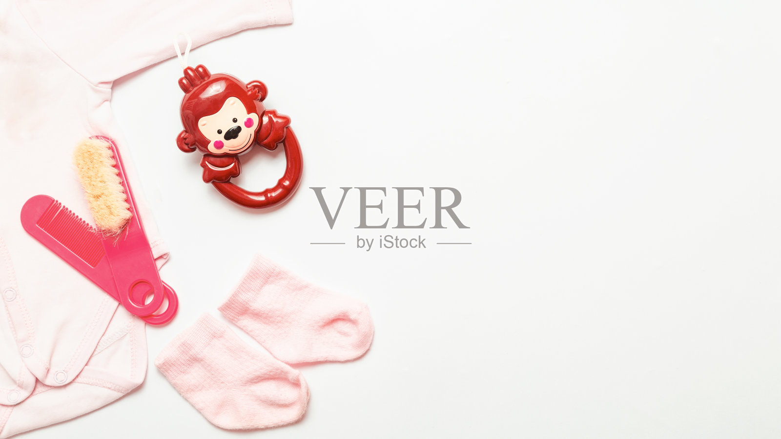 孩子accsessory。小女孩的物品。粉红色的衣服和配件为新生儿在白色的背景。前视图。本空间照片摄影图片