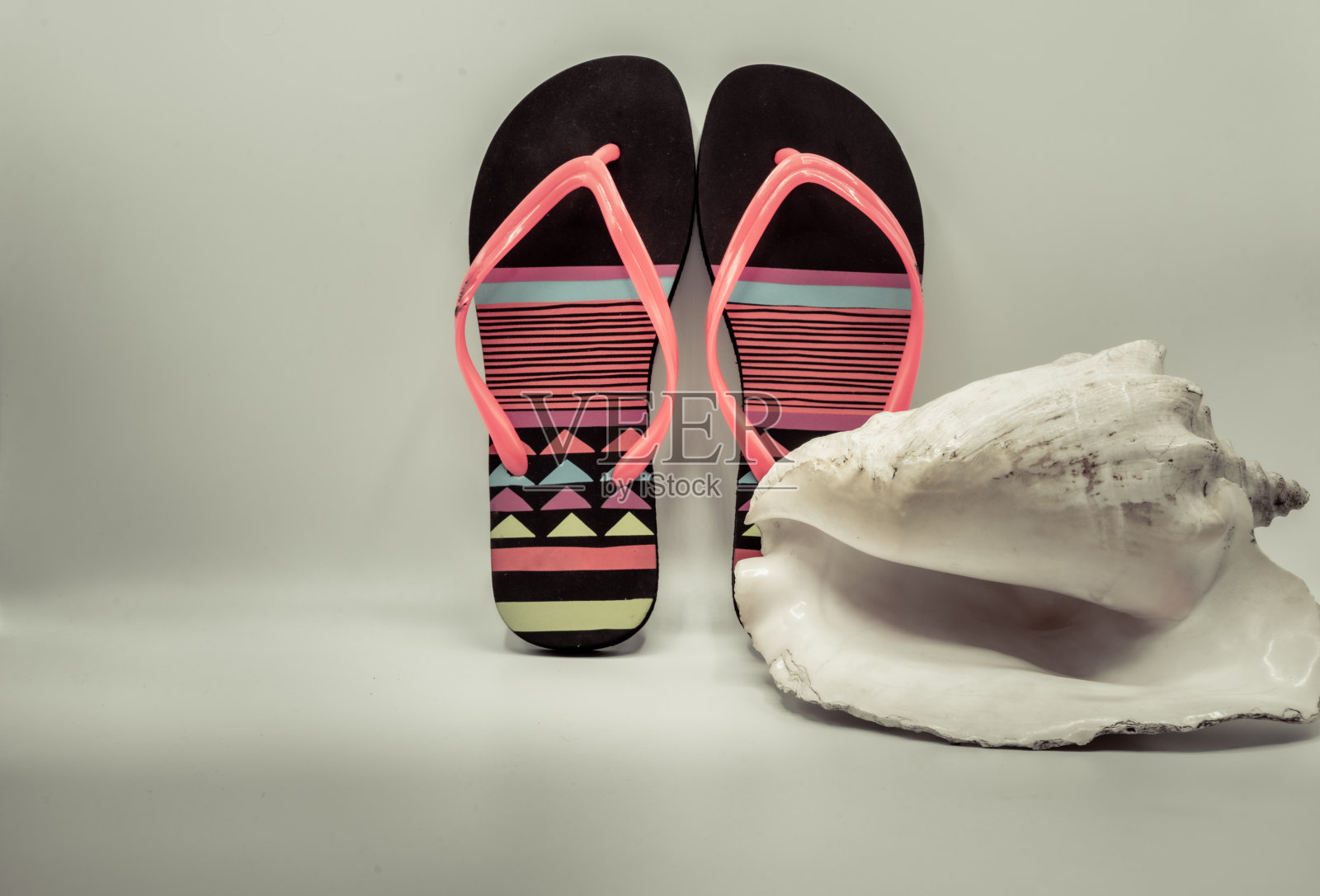 夏天的人字拖和贝壳组成的绿色背景照片摄影图片