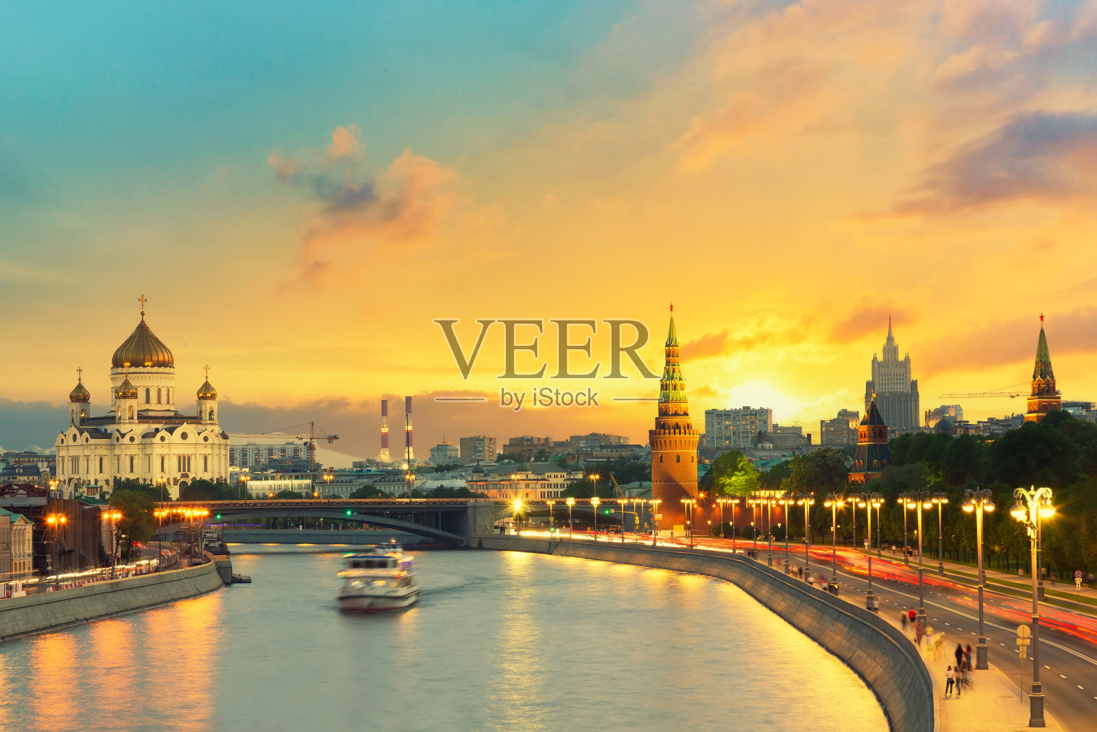 美丽的日落在莫斯科河，基督救世主大教堂和克里姆林宫的堤岸。俄罗斯莫斯科的夏日日落。照片摄影图片