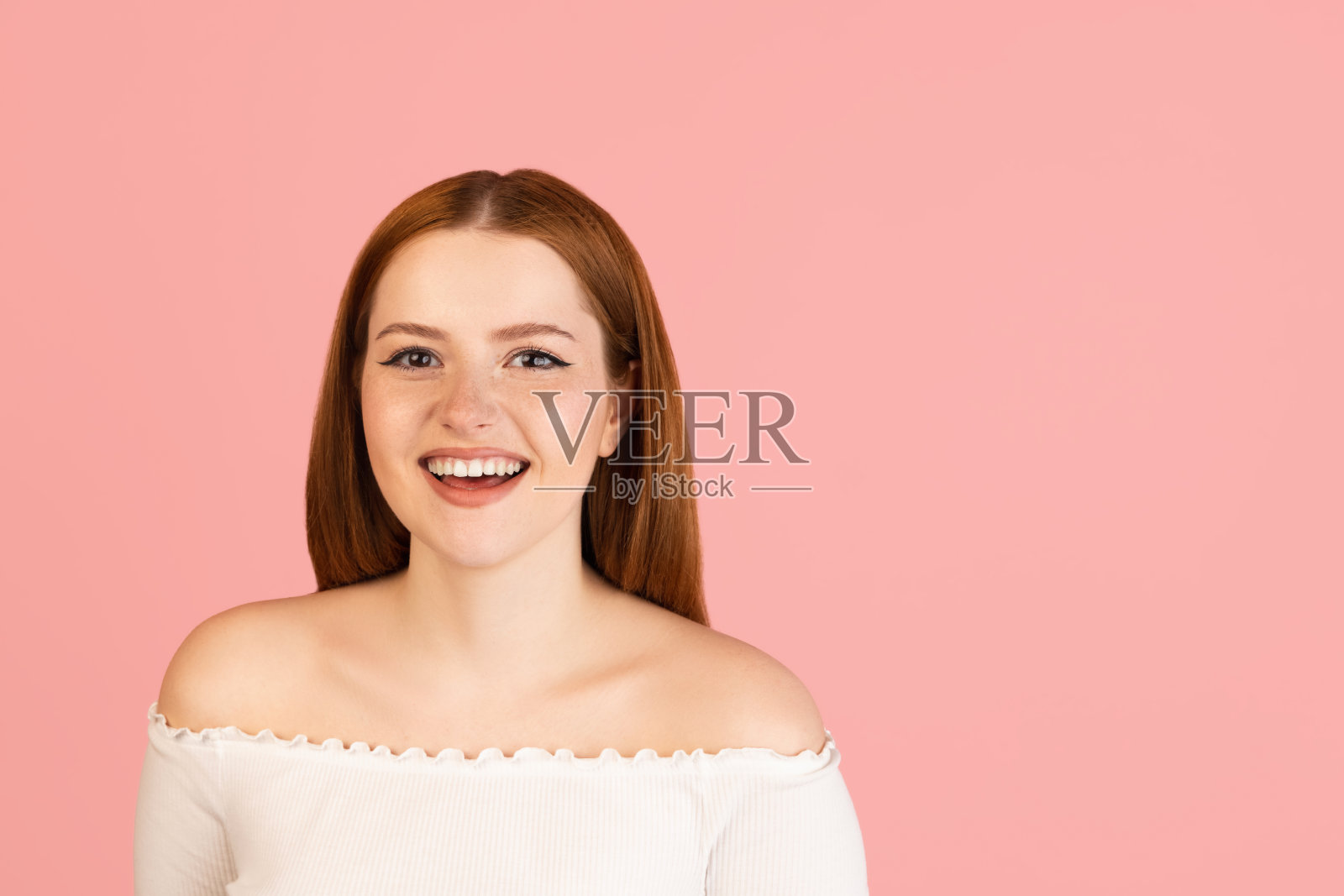 白人妇女的肖像孤立在粉红色的工作室背景与广告的copyspace。观念美，健康。照片摄影图片