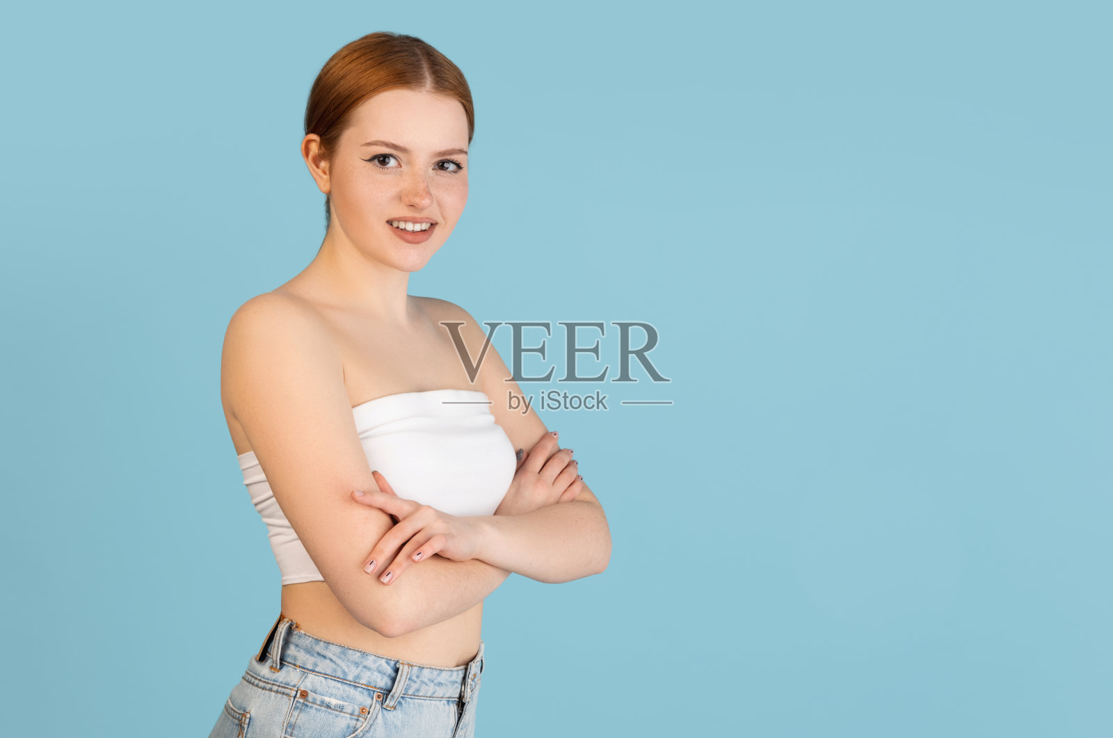 白人妇女的肖像孤立在蓝色的工作室背景和广告文案空间。观念美，健康。照片摄影图片