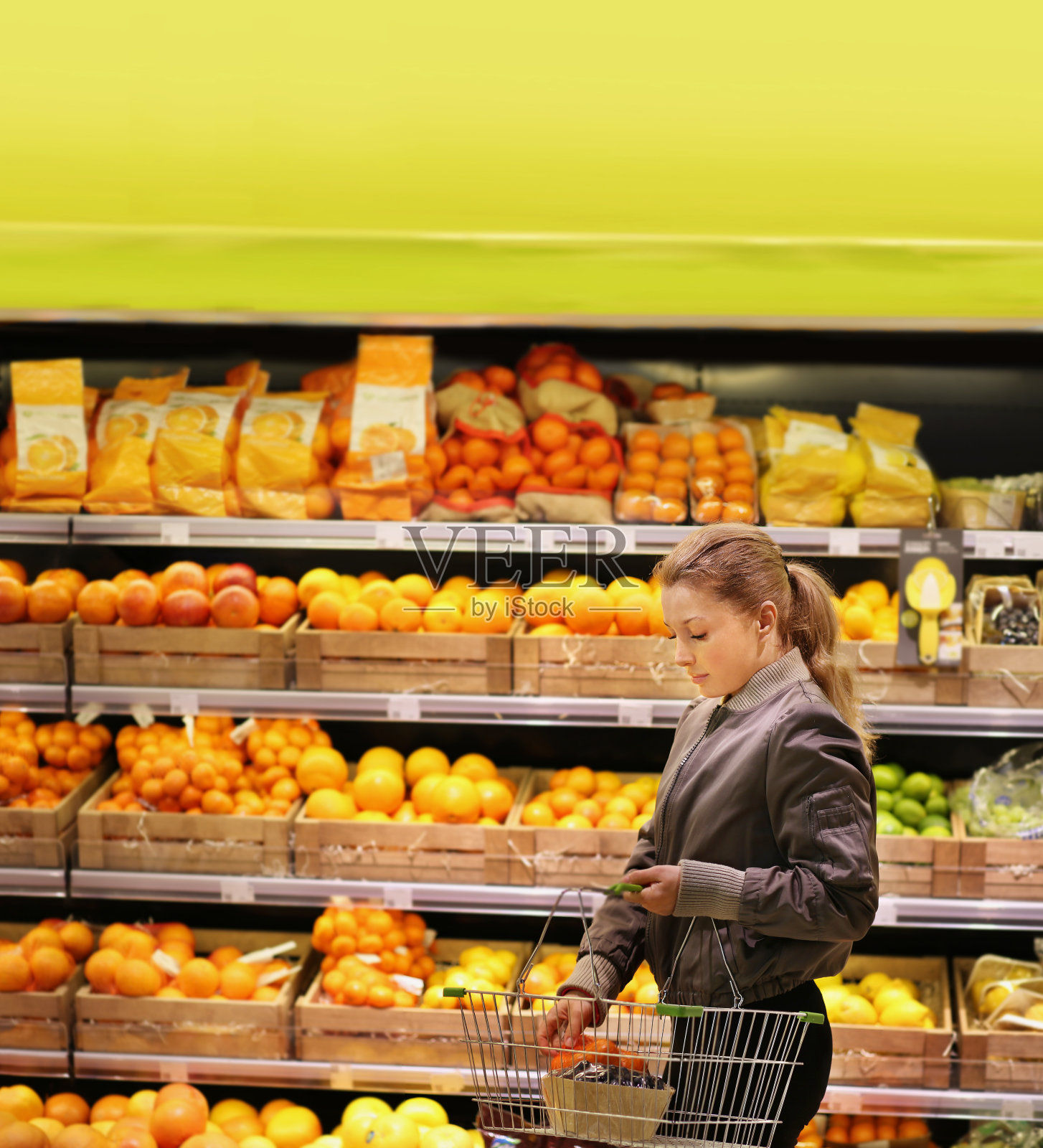 在市场上买水果和蔬菜的女人照片摄影图片