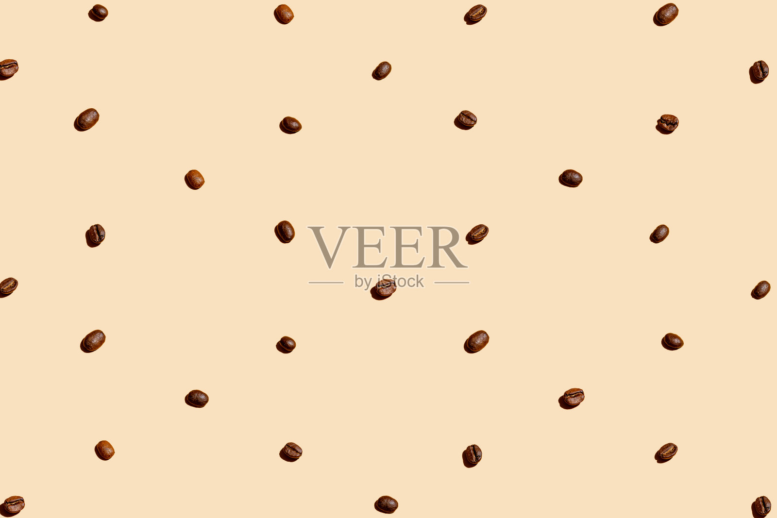 粉彩背景上的咖啡豆组织形成纹理。照片摄影图片