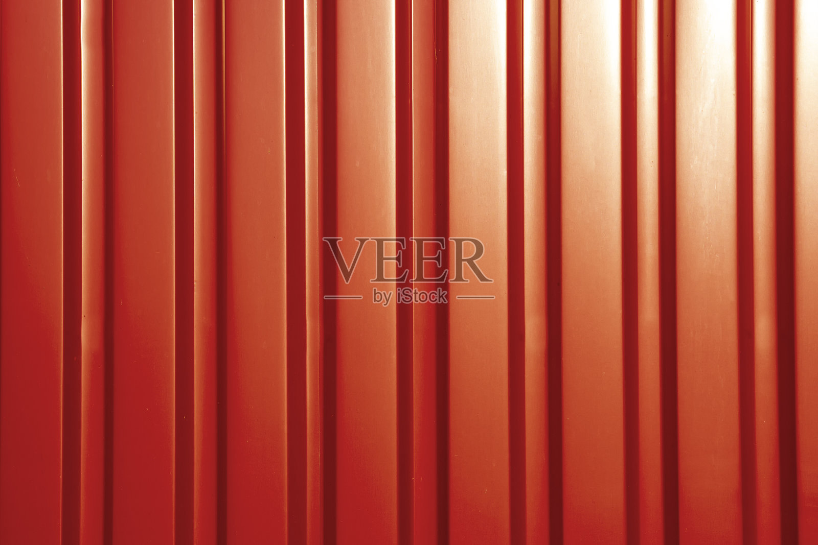 红色钣金型材，背景。户外的一天。前视图。照片摄影图片