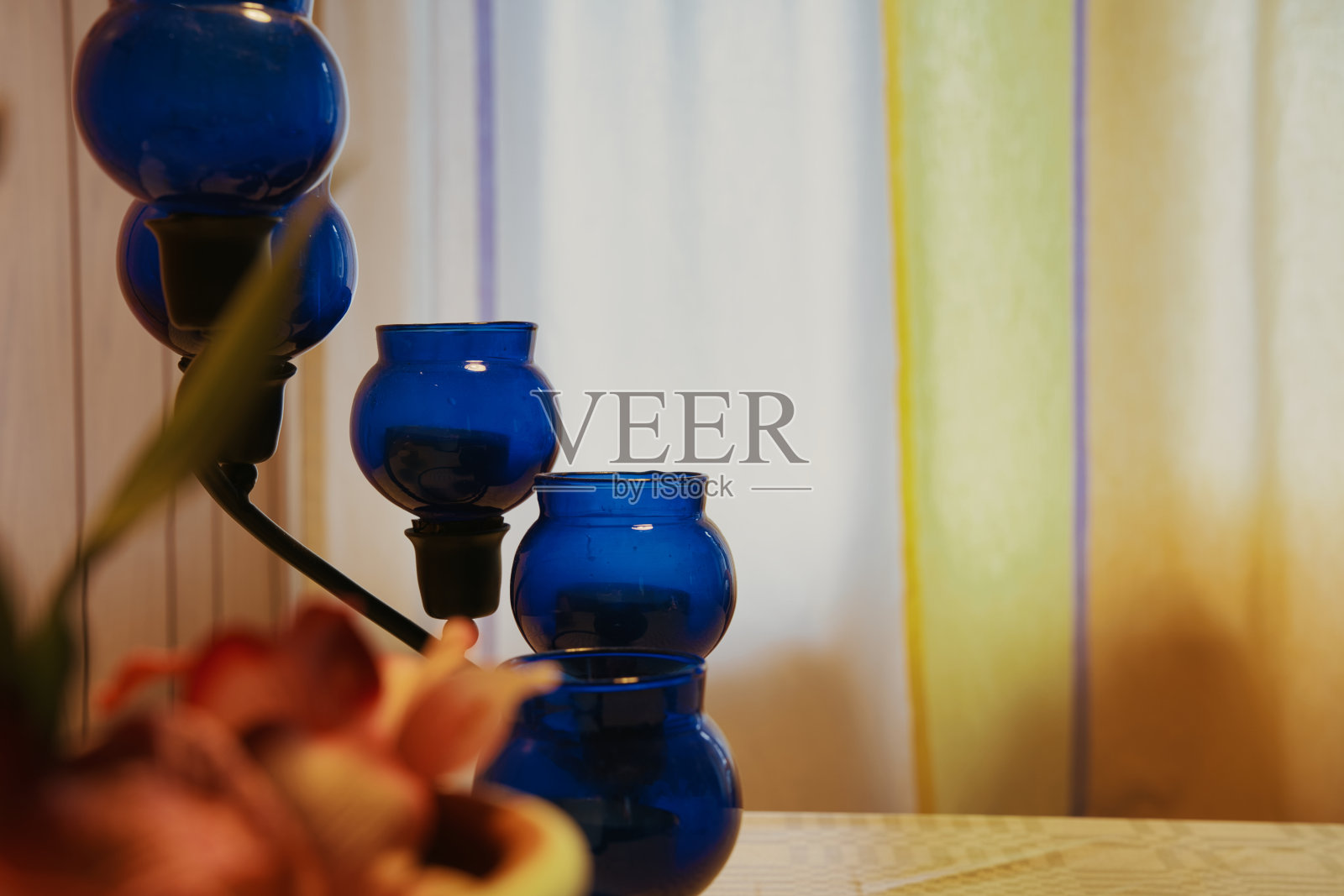 斯堪的纳维亚室内装饰，烛台照片摄影图片