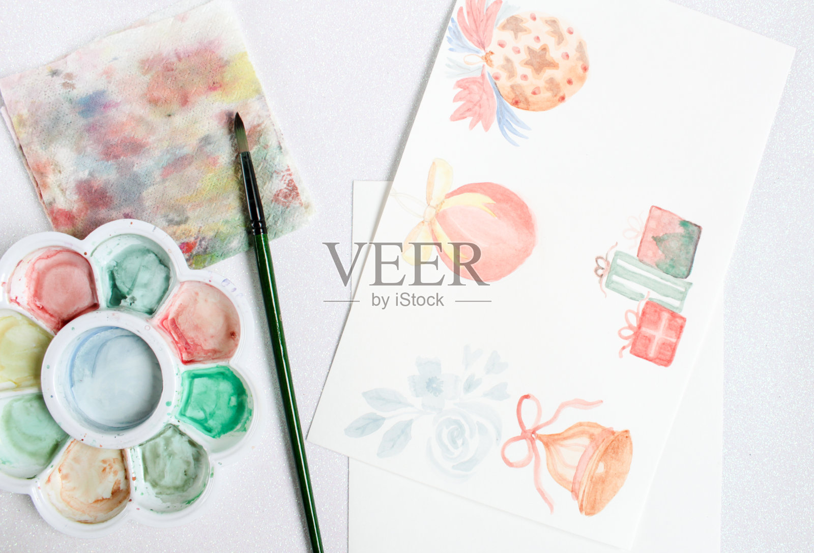 水彩颜料在白纸上画在桌子上照片摄影图片