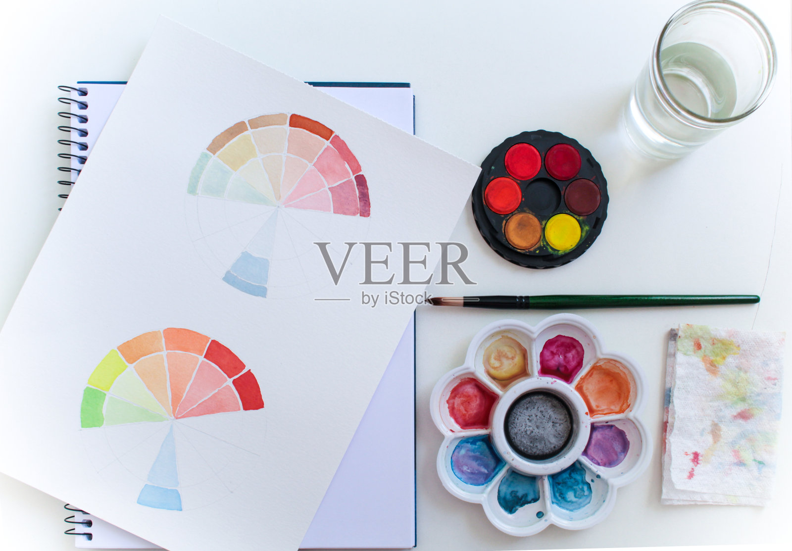 水彩画材料，白纸，空白背景，试色笔刷照片摄影图片