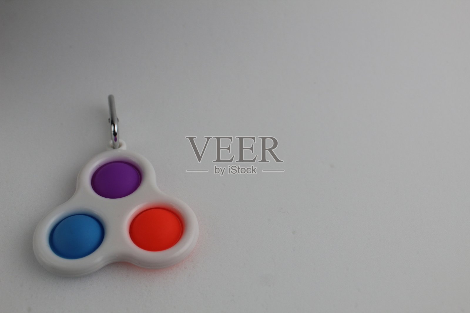 多色的抗压力玩具popit简单的酒窝旋转在白色背景与地方的文本copyspace照片摄影图片