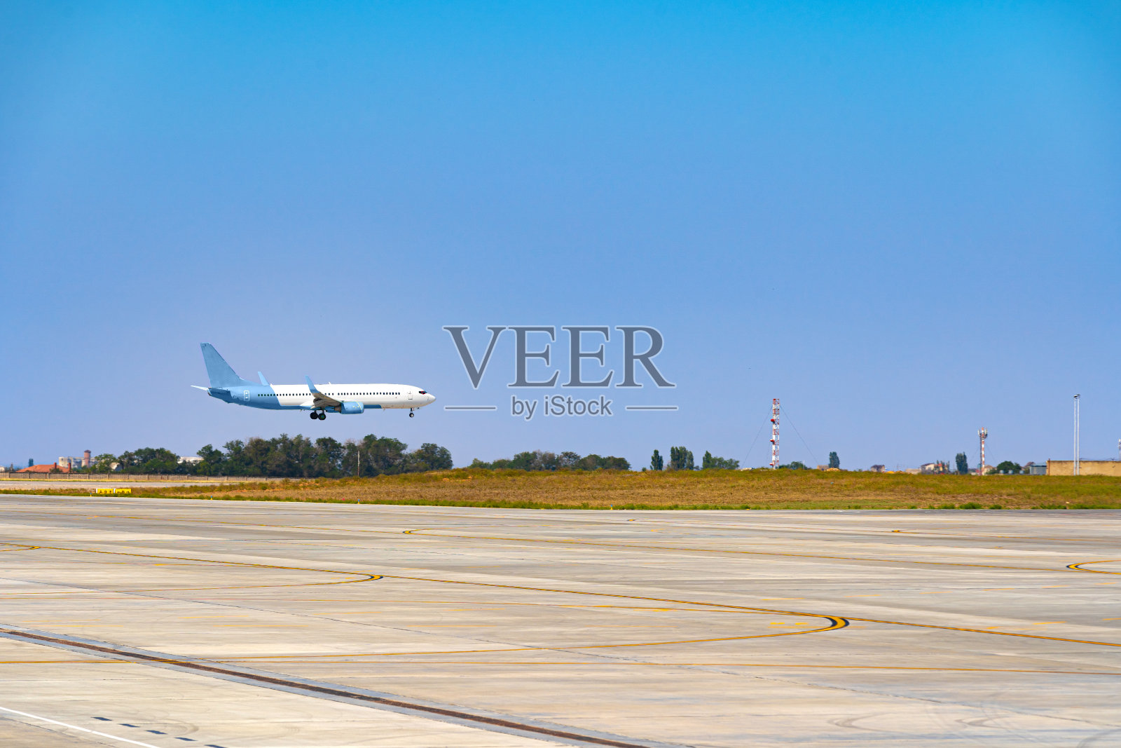 客机从机场的跑道上起飞照片摄影图片