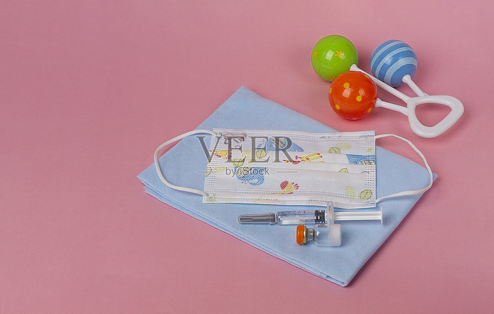 概念、儿童接种、注射器和疫苗瓶、儿童防护口罩、新生儿玩具、无人、照片摄影图片