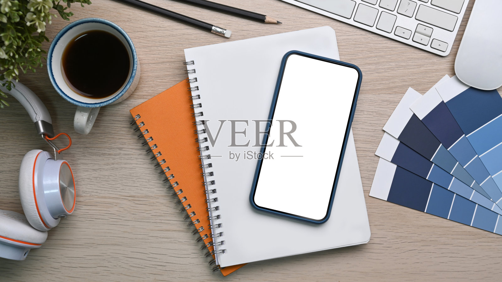 在白色的桌子上模拟手机，笔记本，耳机和咖啡杯。平躺和顶视图。照片摄影图片
