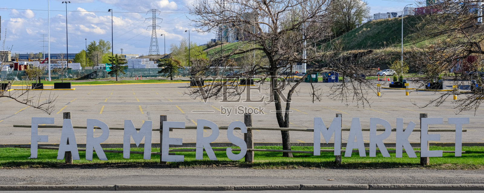 农贸市场的标志在城市的停车场前照片摄影图片