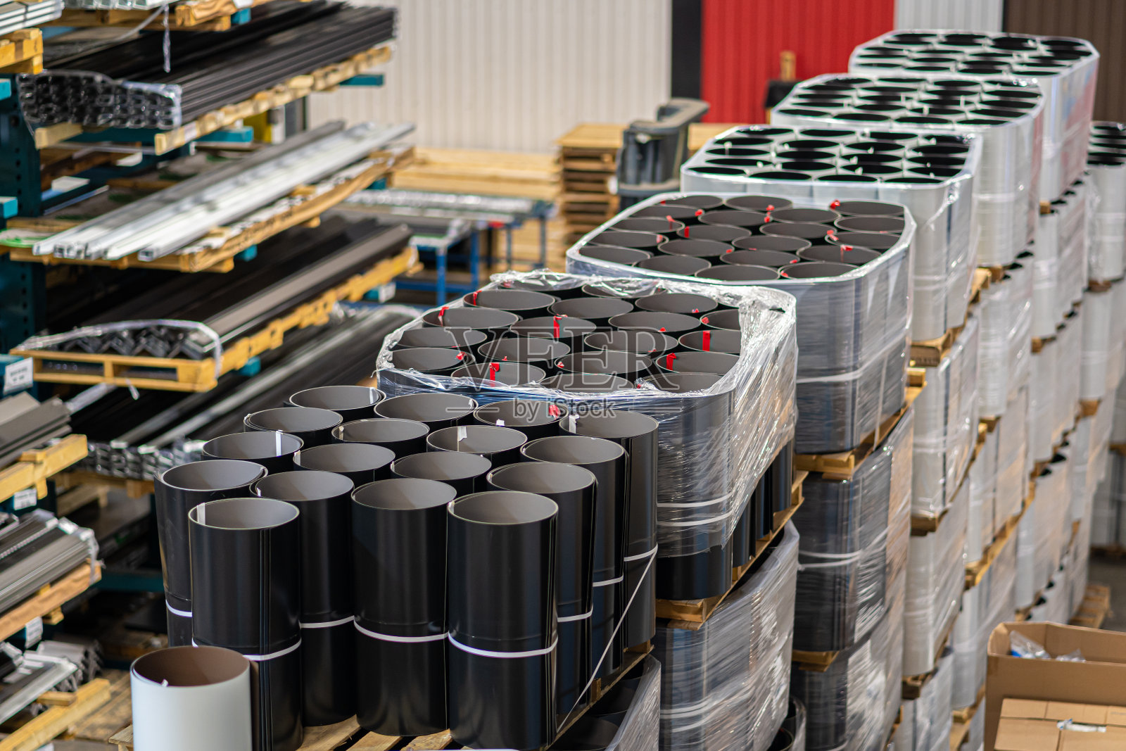 金属屋面厂谷屋面材料堆垛照片摄影图片