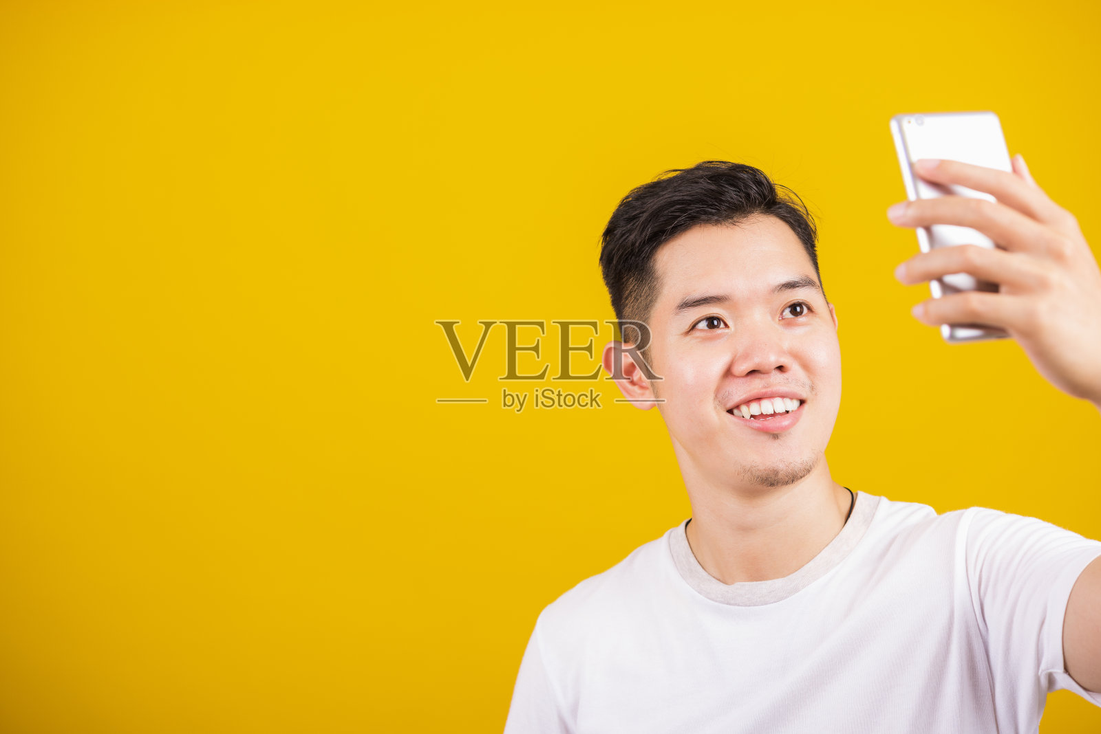 快乐的男性用智能手机自拍照片摄影图片