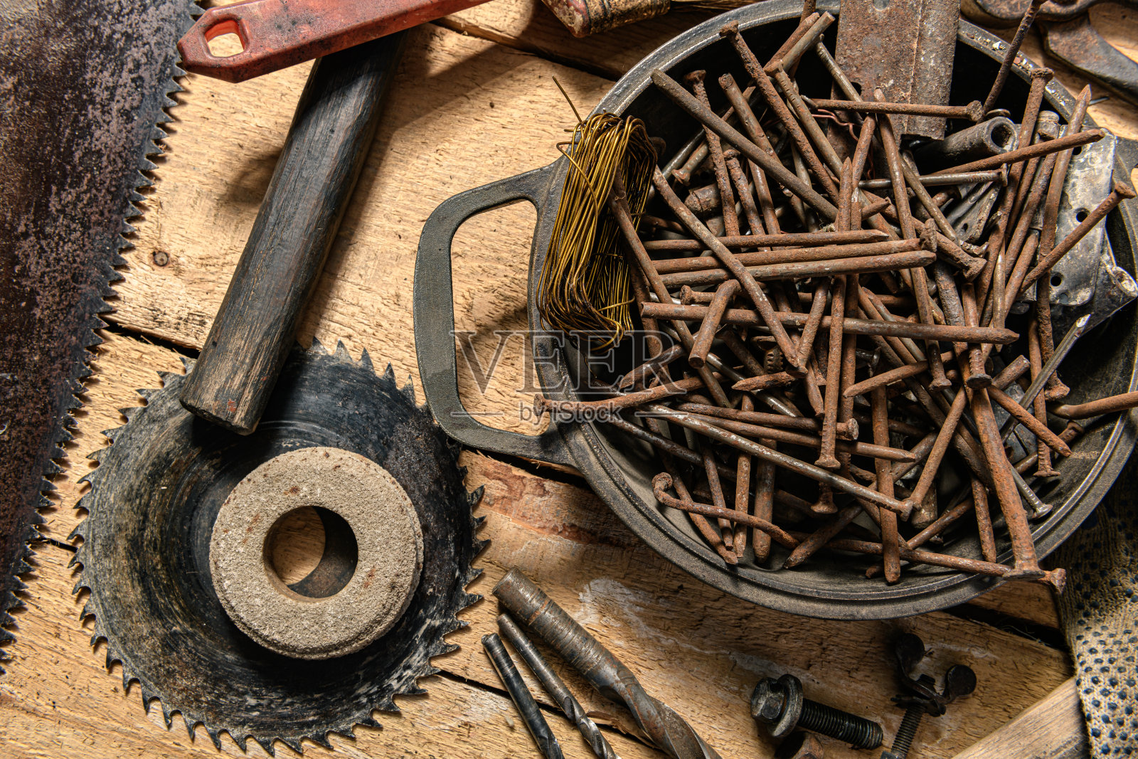 古老的家用手工工具在一个DIY和修复的概念上的木质背景上的静物生活照片摄影图片