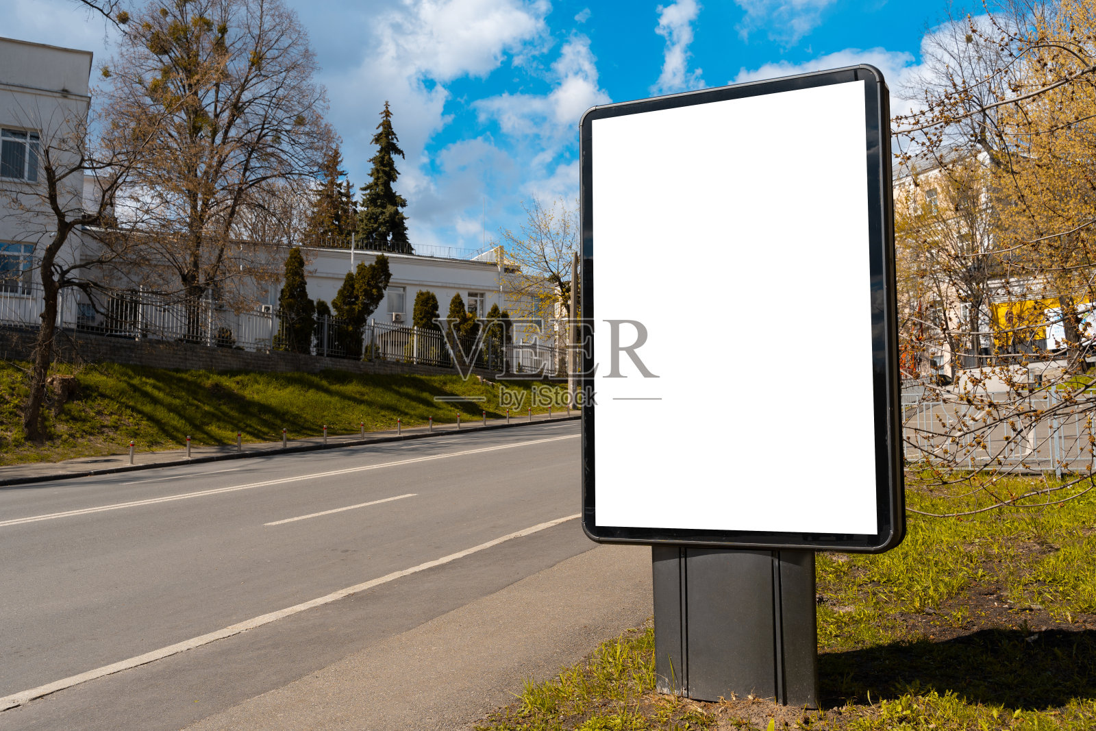 街道上以城市为背景的白色广告牌屏幕。广告空间的模型照片摄影图片