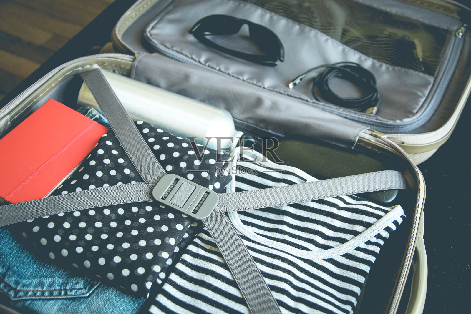 打开装满衣服的古董手提箱照片摄影图片