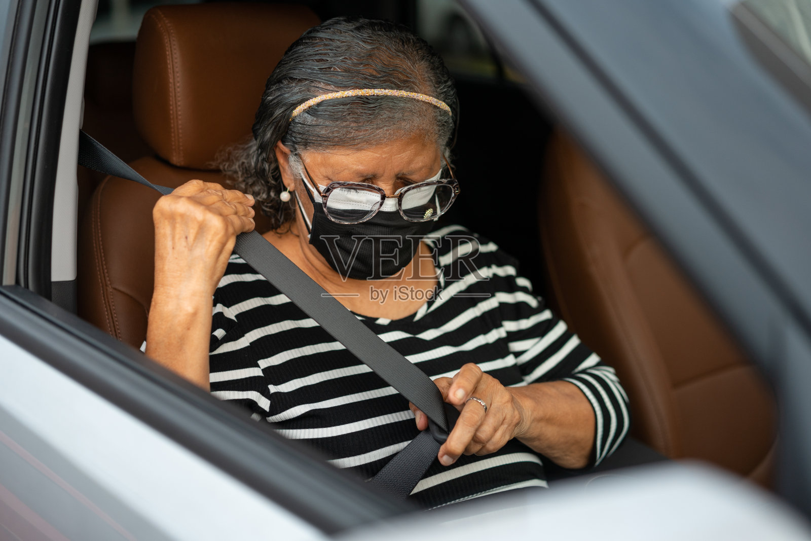 乘客系好安全带照片摄影图片