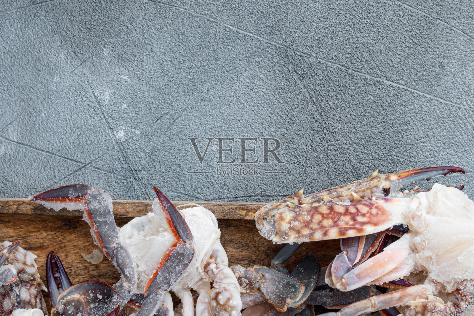 冻青蟹肉，放在木托盘上，灰色背景，俯视图平铺，有拷贝空间和文字空间照片摄影图片