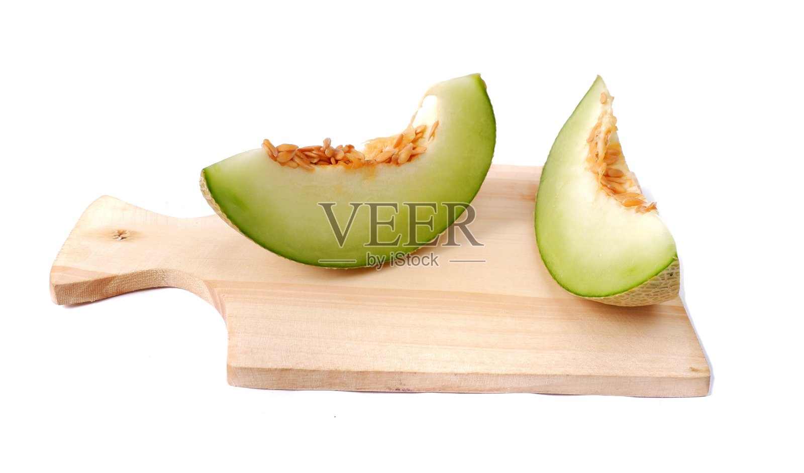 甜瓜片放在木板上，孤立在白色背景上照片摄影图片
