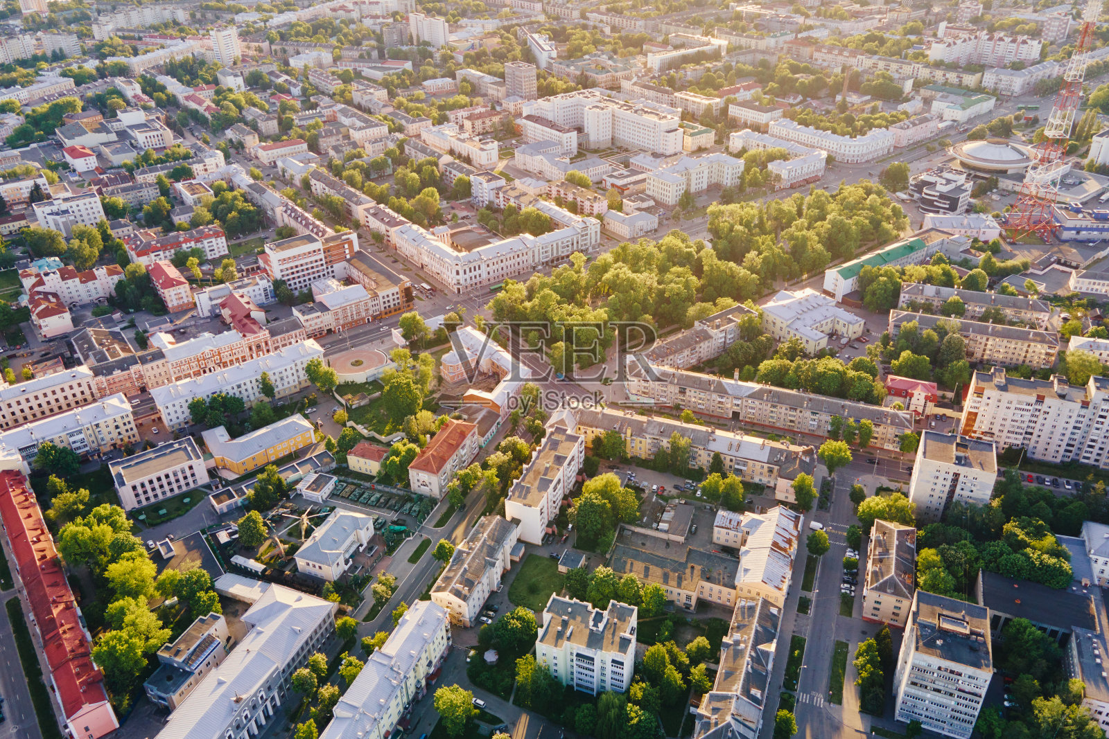 城市住宅区日落时的鸟瞰图照片摄影图片