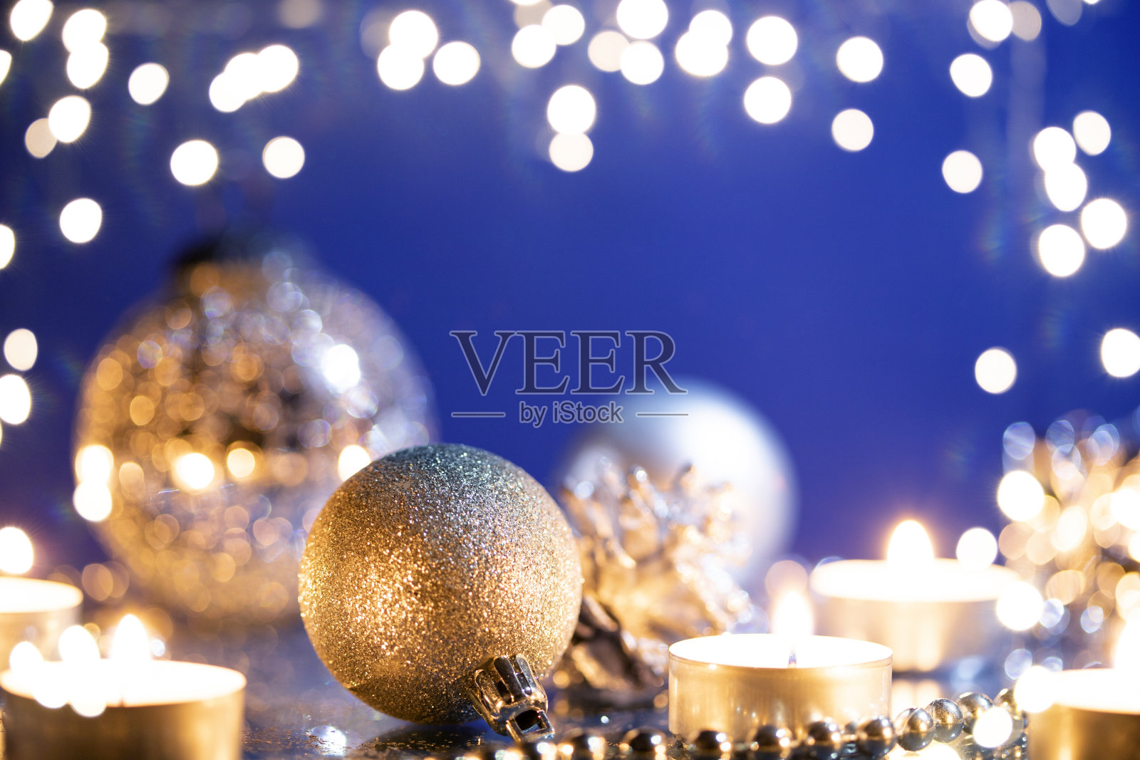 魔法银色节日闪光背景与圣诞装饰照片摄影图片