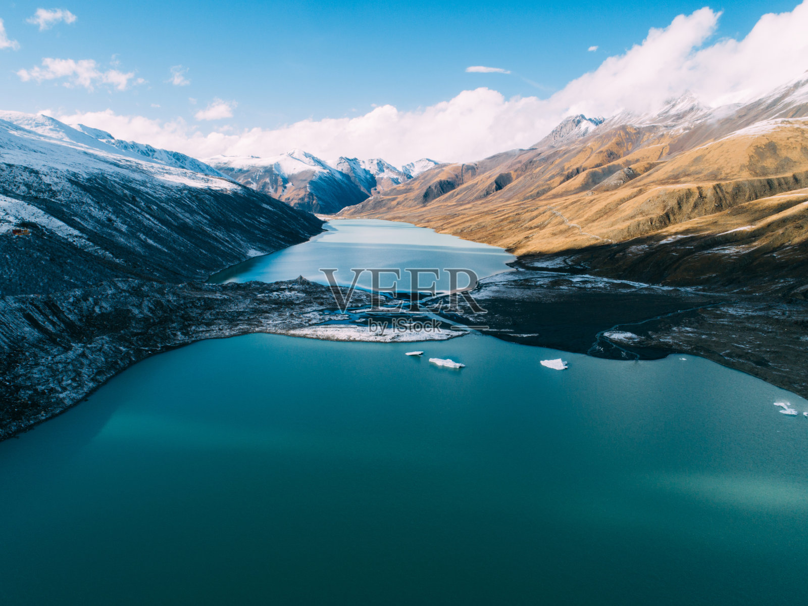 中国西藏冰川泻湖和雪山的鸟瞰图照片摄影图片