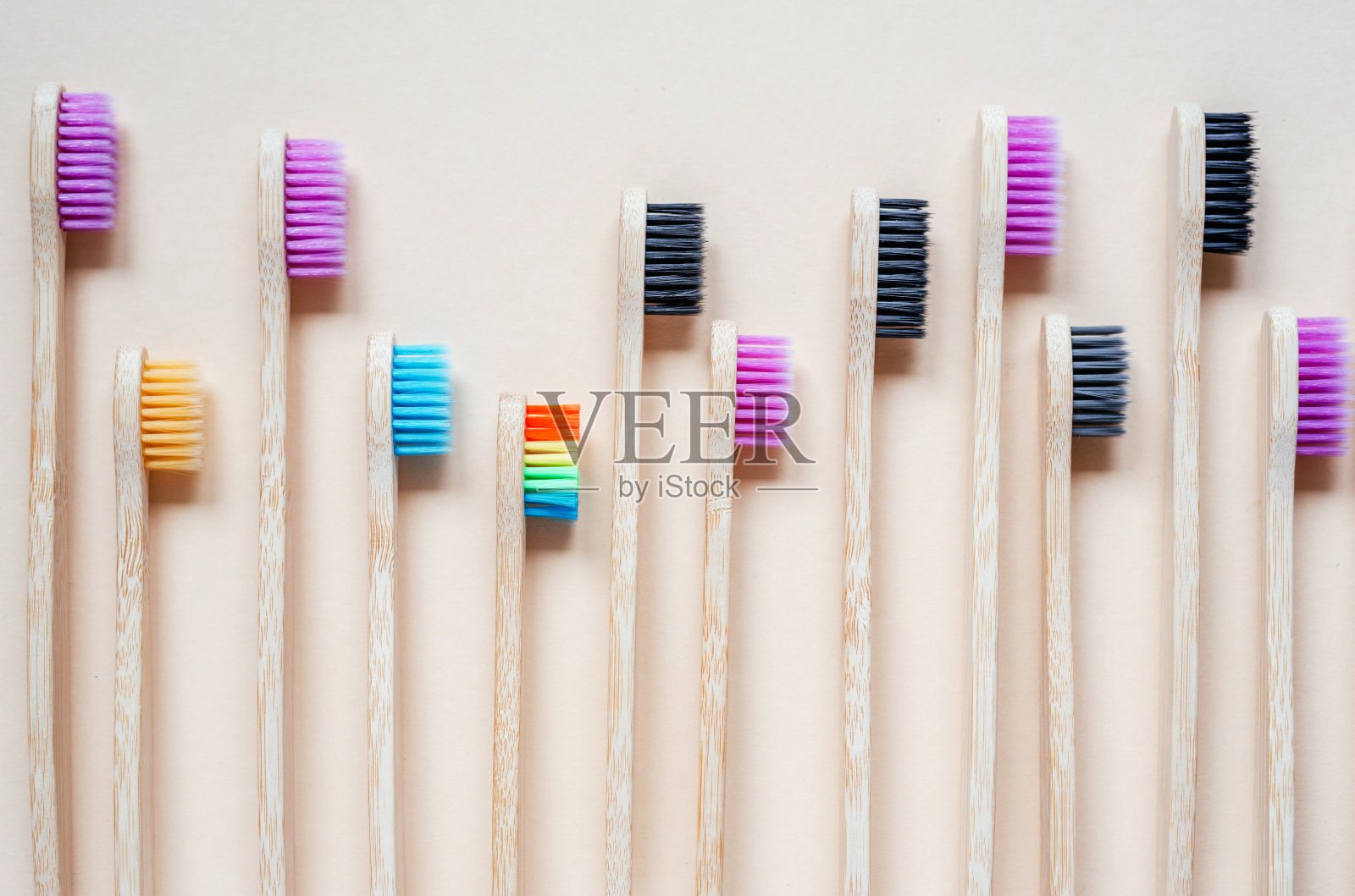 黑色和紫色的环保竹牙刷，零浪费的牙科护理理念，可持续的生活方式照片摄影图片